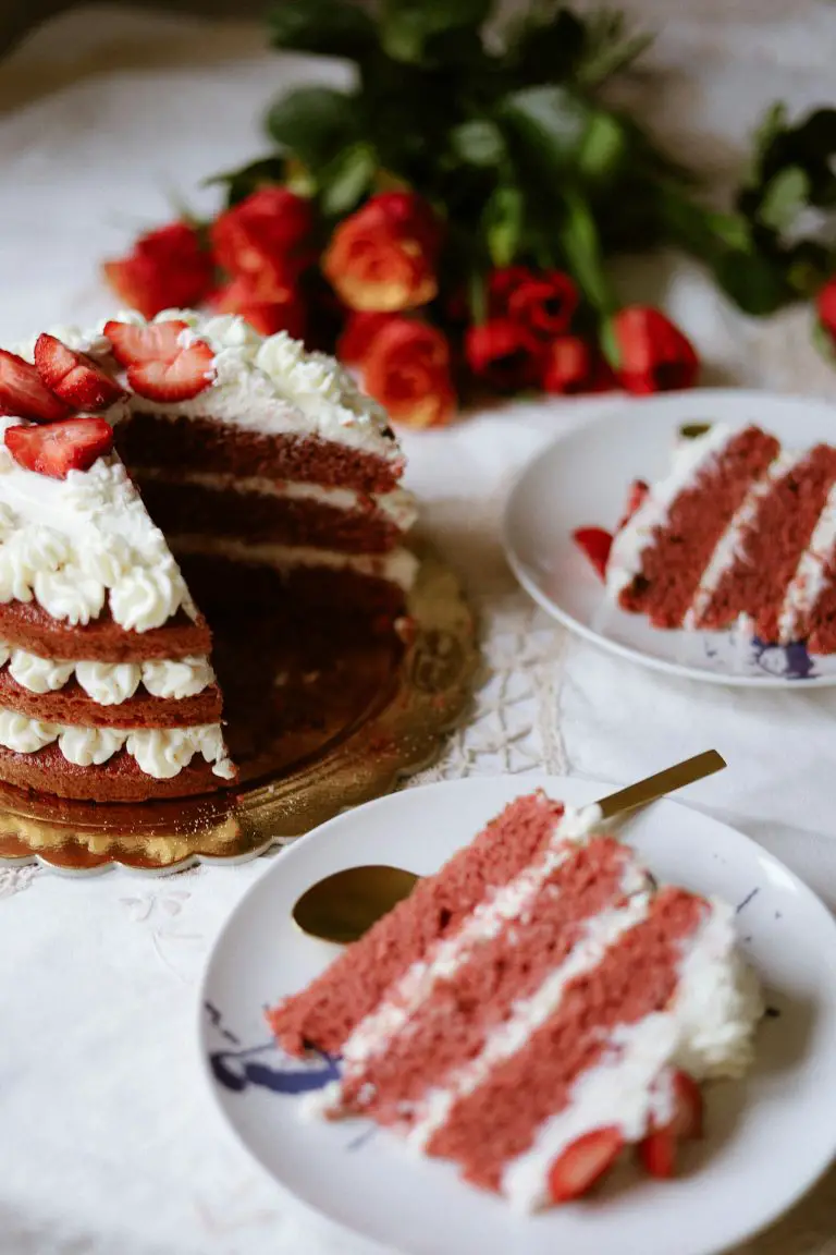 Strawberry Whipped Cream Cake: Light Layers, Luscious Berries, and Dreamy Cream